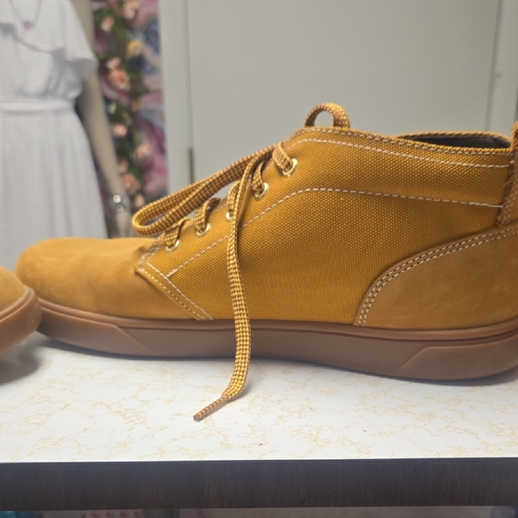 Timberland Yellow Chukka Boots with Nubuck Finish - Picture 4 of 7